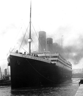 Titanic_in_Southampton_(cropped)